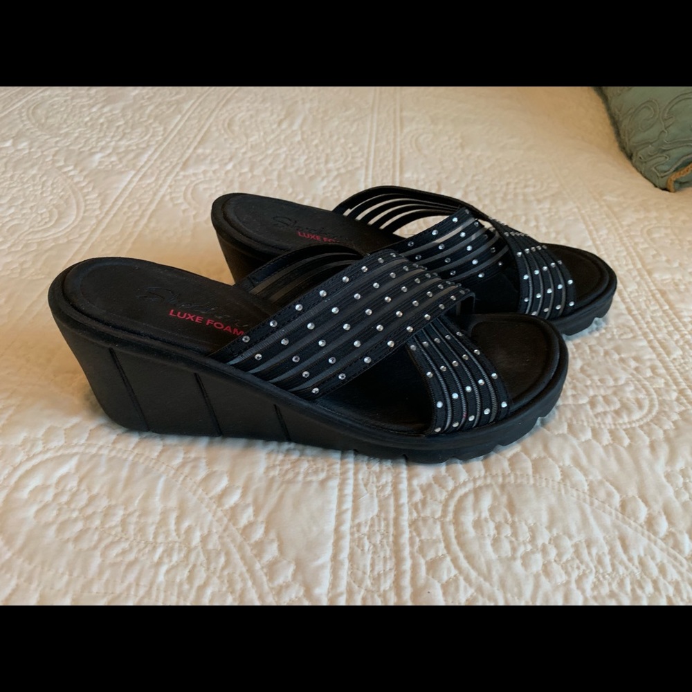 Sketchers Luxe Foam sandal with Rhine stone trim.